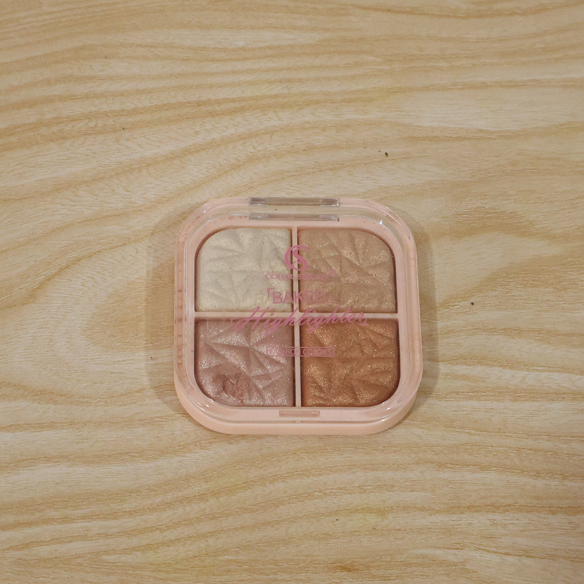 Use of highlighter blusher palette for face highlighting